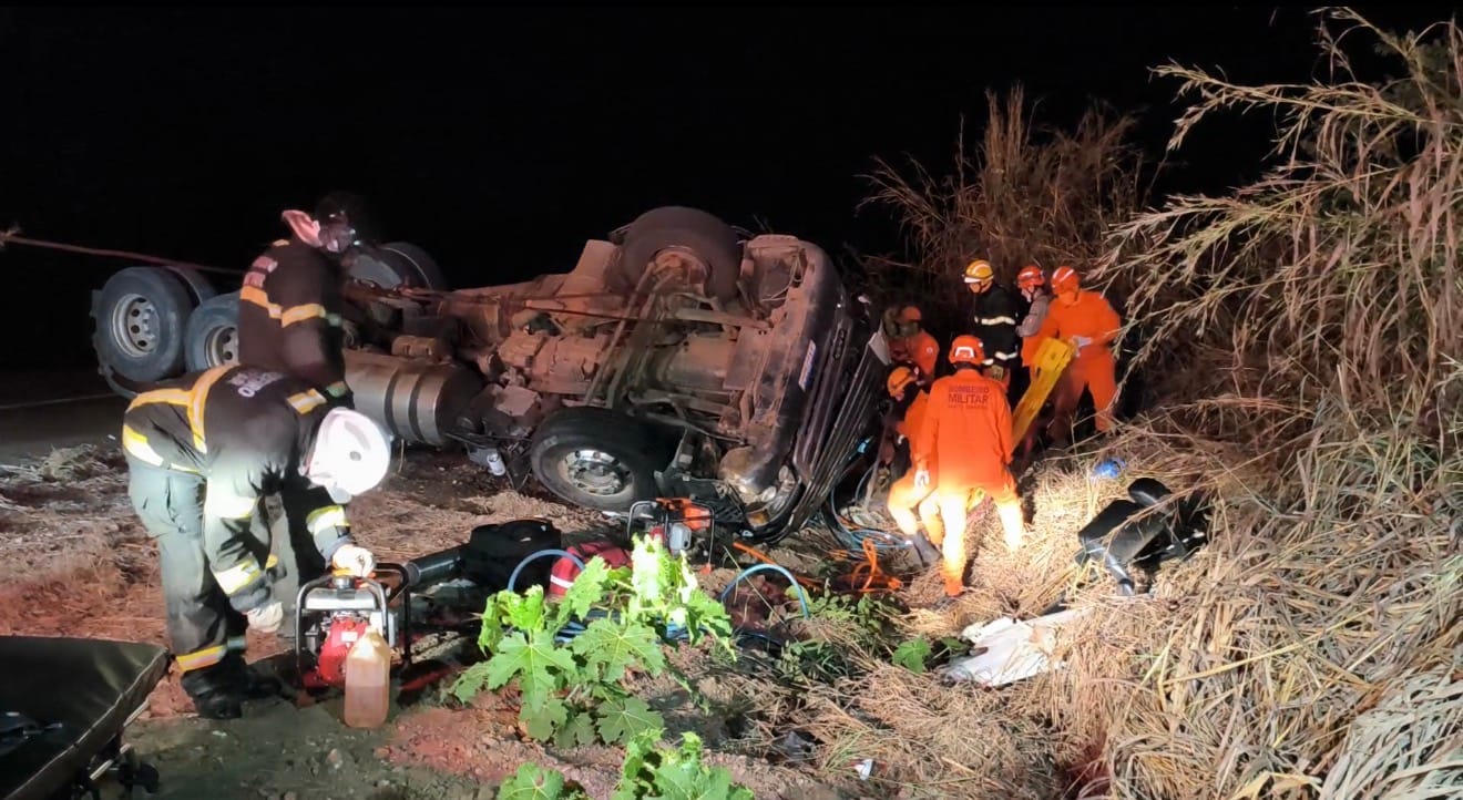 Motorista fica preso às ferragens após carreta carregada de couro tombar na BR-070
