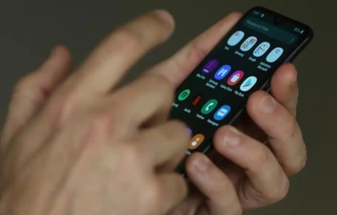 🚨 Atendente de assistência técnica invade celular de cliente e é preso após chantageá-la com fotos íntimas