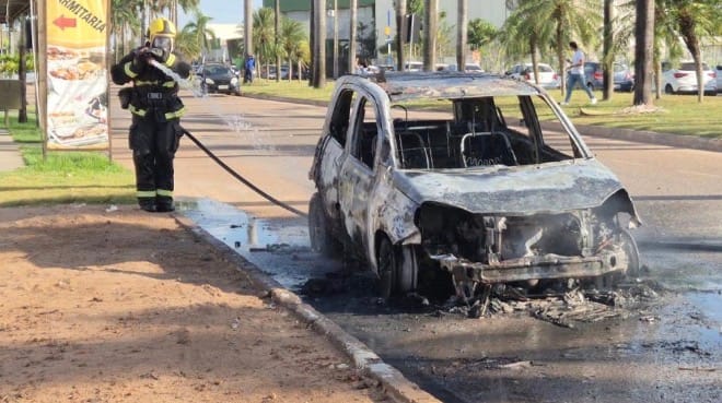 Fiat Uno pega fogo e é destruído em avenida de Sinop