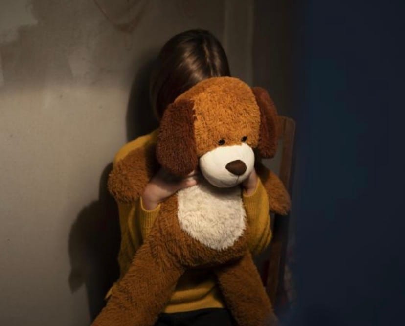 Menina de 10 anos é encontrada trancada, sozinha e no escuro após mãe sair para beber em MT