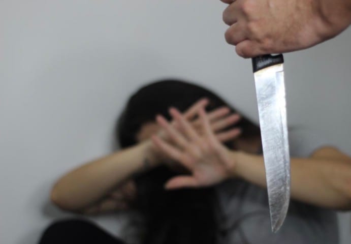 🚨 CIÚMES TERMINAM EM TERROR: Mulher é espancada e ameaçada de morte com faca pelo companheiro em Cuiabá