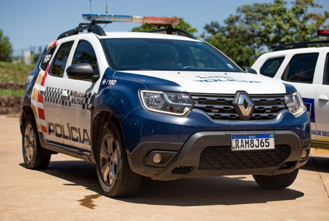 Homem é preso após atacar rival com faca e espancar companheira em Cuiabá