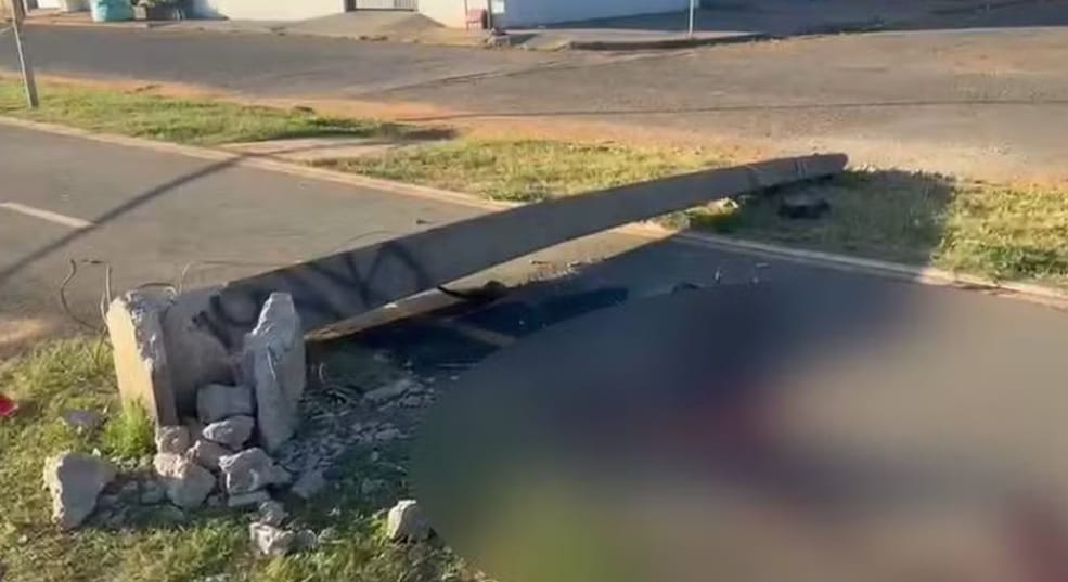 Motociclista morre esmagado por poste após perder controle da moto em cruzamento de Campo Novo do Parecis