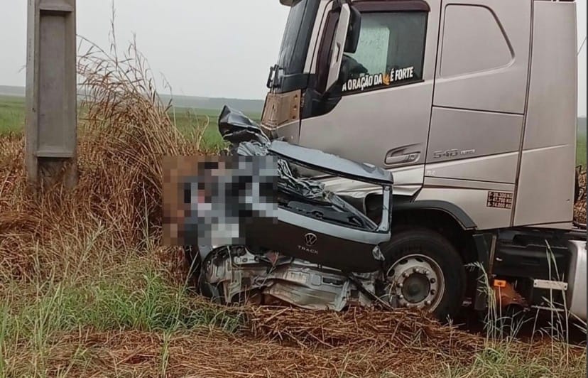 Acidente brutal deixa três mortos e carro completamente destruído em Mato Grosso