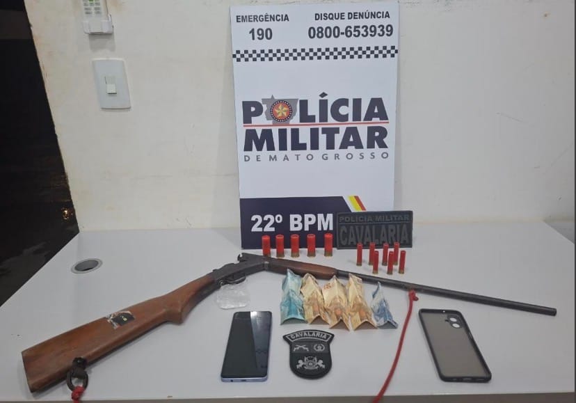 Suspeito de tráfico é preso com espingarda, cocaína e munições durante operação em MT