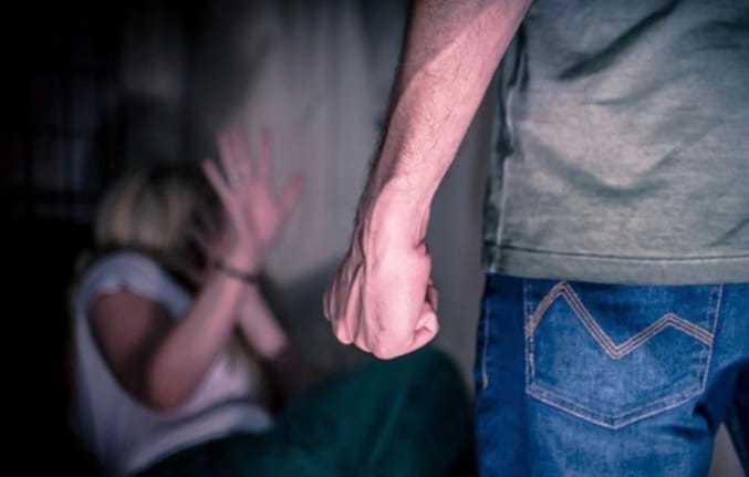 Ciúmes terminam em violência: mulher é espancada com capacete pelo companheiro em MT