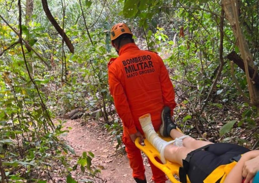 Passeio termina em drama: mulher fratura a perna em trilha e é resgatada pelos bombeiros em MT