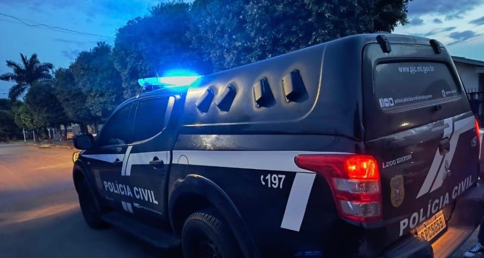 Foragida por homicídio vai à delegacia denunciar agressão e acaba presa em MT