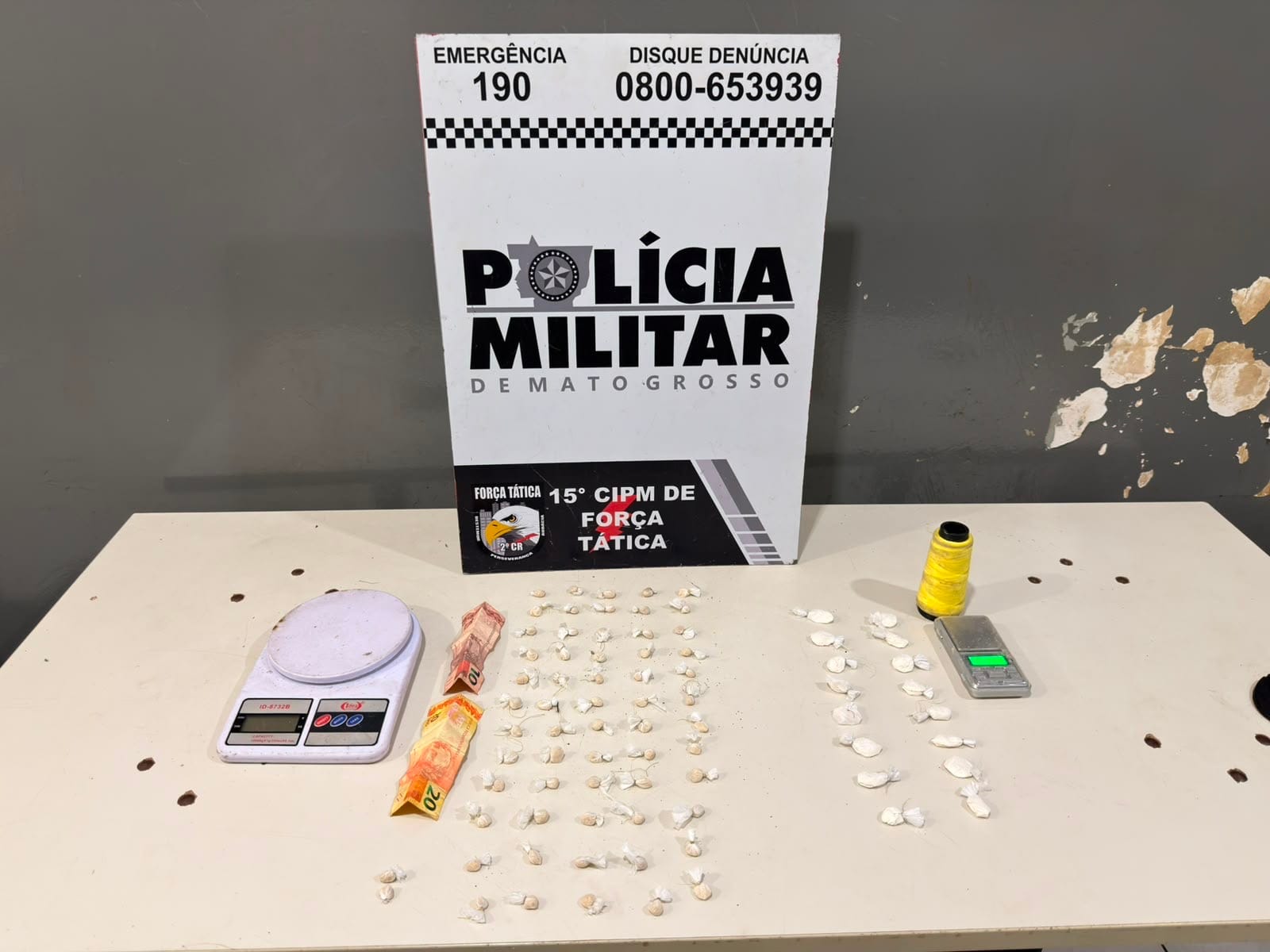 CAIU COM A CASA CHEIA! Força Tática apreende quase 80 porções de drogas escondidas até dentro de cafeteira