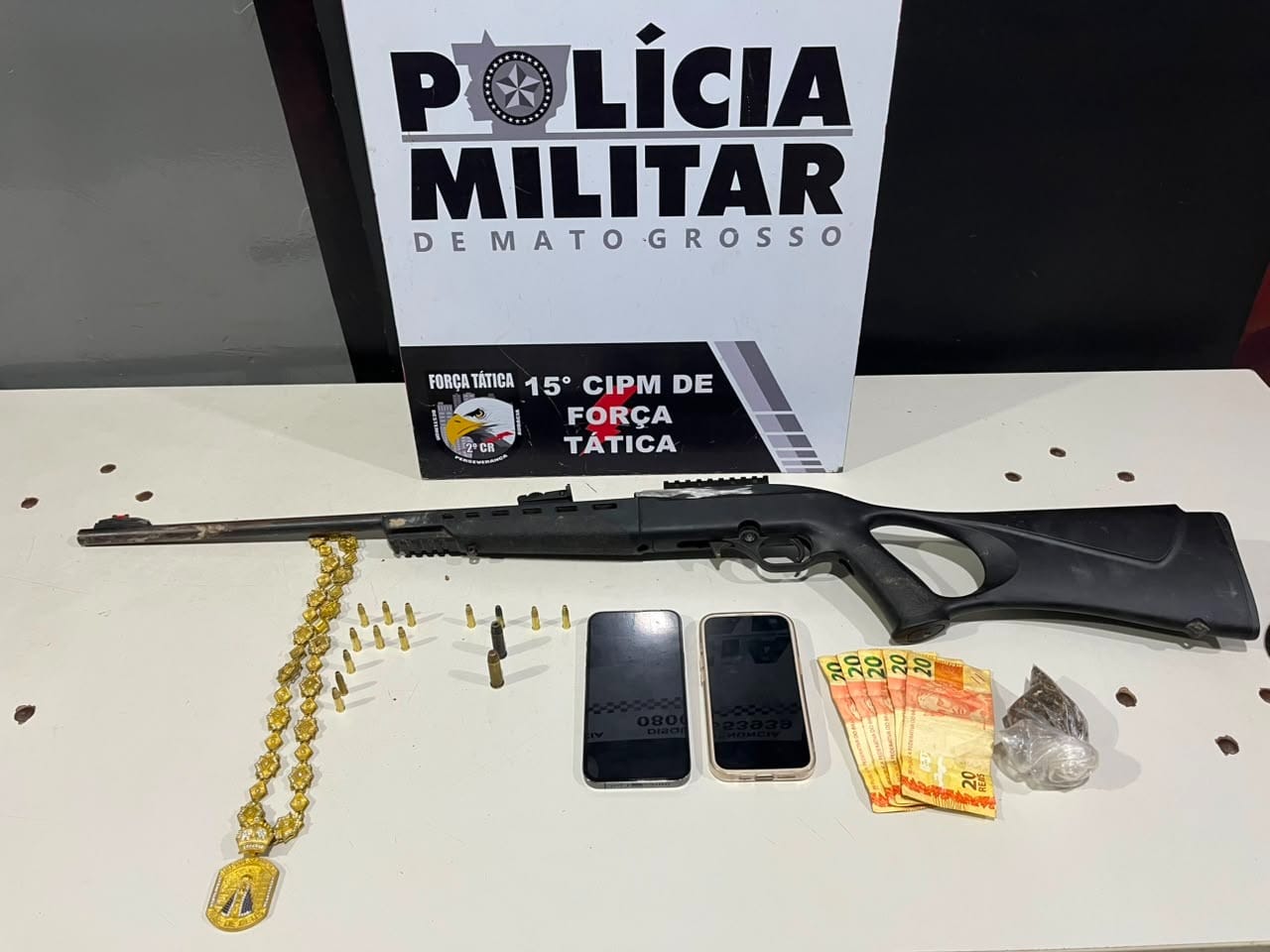 Força Tática prende foragido com dois mandados e apreende fuzil em mineradora