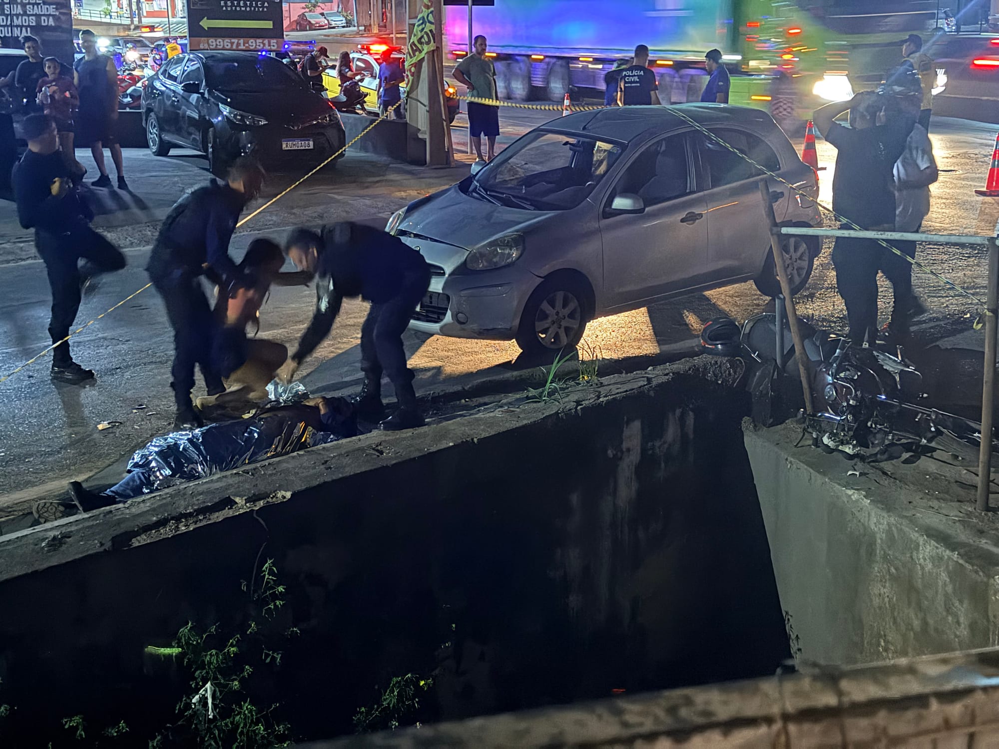 Motociclista de 31 anos morre após ser atingido por carro dirigido por jovem sem CNH na Miguel Sutil