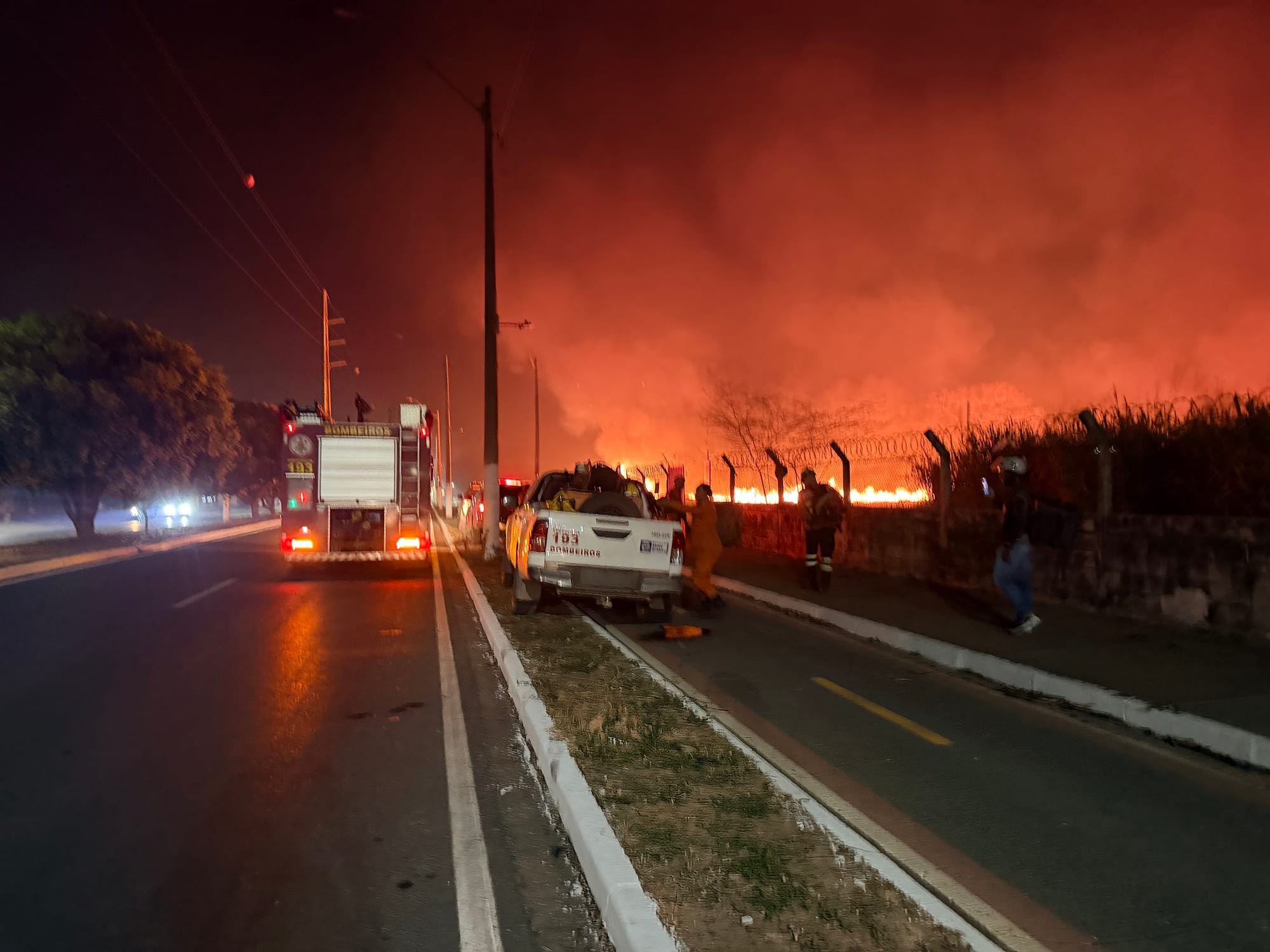 Fogo de grandes proporções avança por área de mata próxima ao Aeroporto Marechal Rondon
