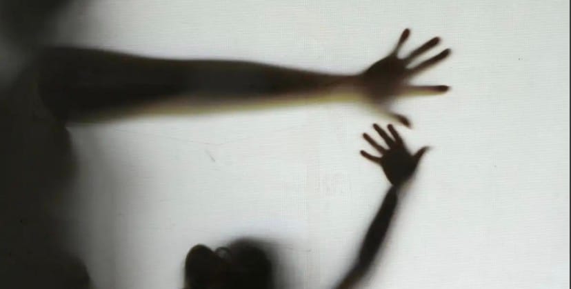 Menina com deficiência auditiva denuncia supostas agressões dentro de escola municipal em MT