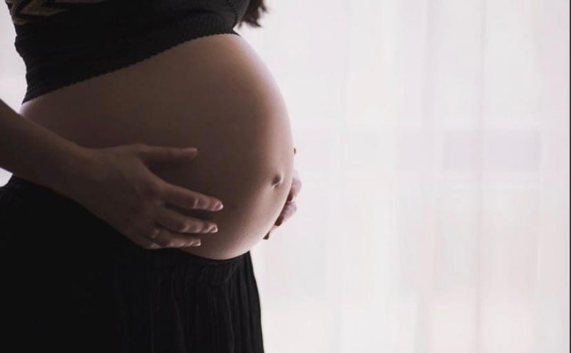 “SE NÃO FICAR COMIGO, NÃO FICA COM MAIS NINGUÉM”: homem é preso após ameaçar ex grávida de 6 meses