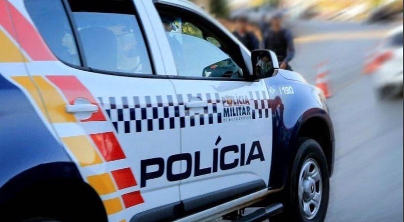 VIOLÊNCIA EM CASA: HOMEM JOGA LATA DE CERVEJA NO ROSTO DA COMPANHEIRA E DANIFICA CARRO COM BLOCO DE CONCRETO
