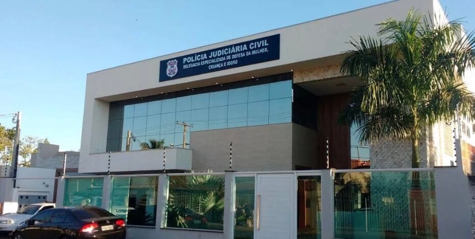 Aniversário termina em terror: mulher é enforcada, ameaçada de morte e companheiro acaba preso em Várzea Grande