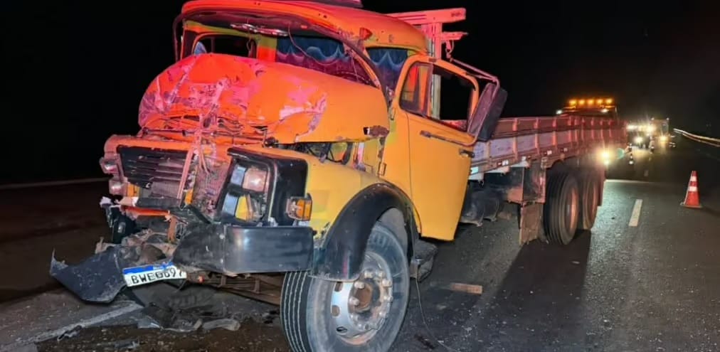Motorista fica ferido após caminhão bater na traseira de carreta em Sinop