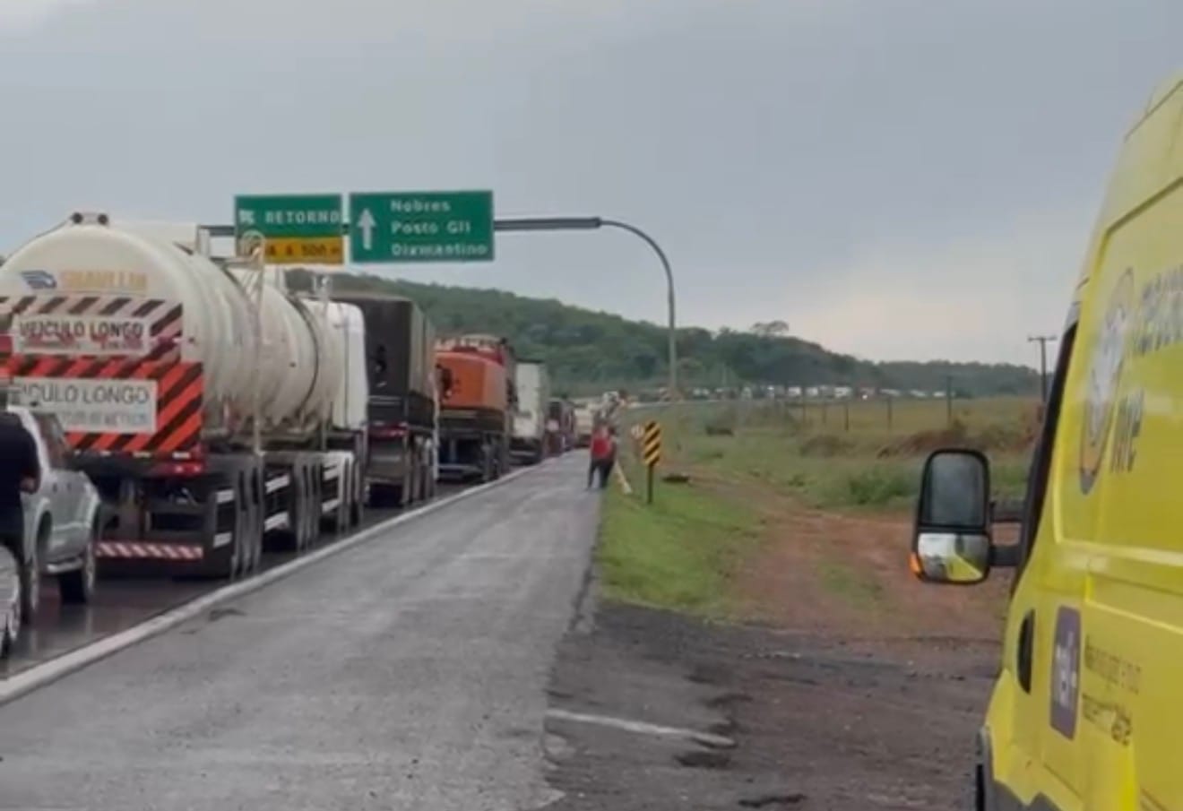 Colisão com carreta mata duas pessoas e interdita rodovia em Rosário Oeste