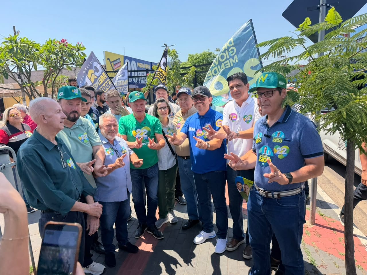 COMPROMISSO COM O POVO: Dr. Giovani Mendes, Wellington Fagundes, Jayme Campos e várias lideranças realizam caminhada no Centro de Várzea Grande
