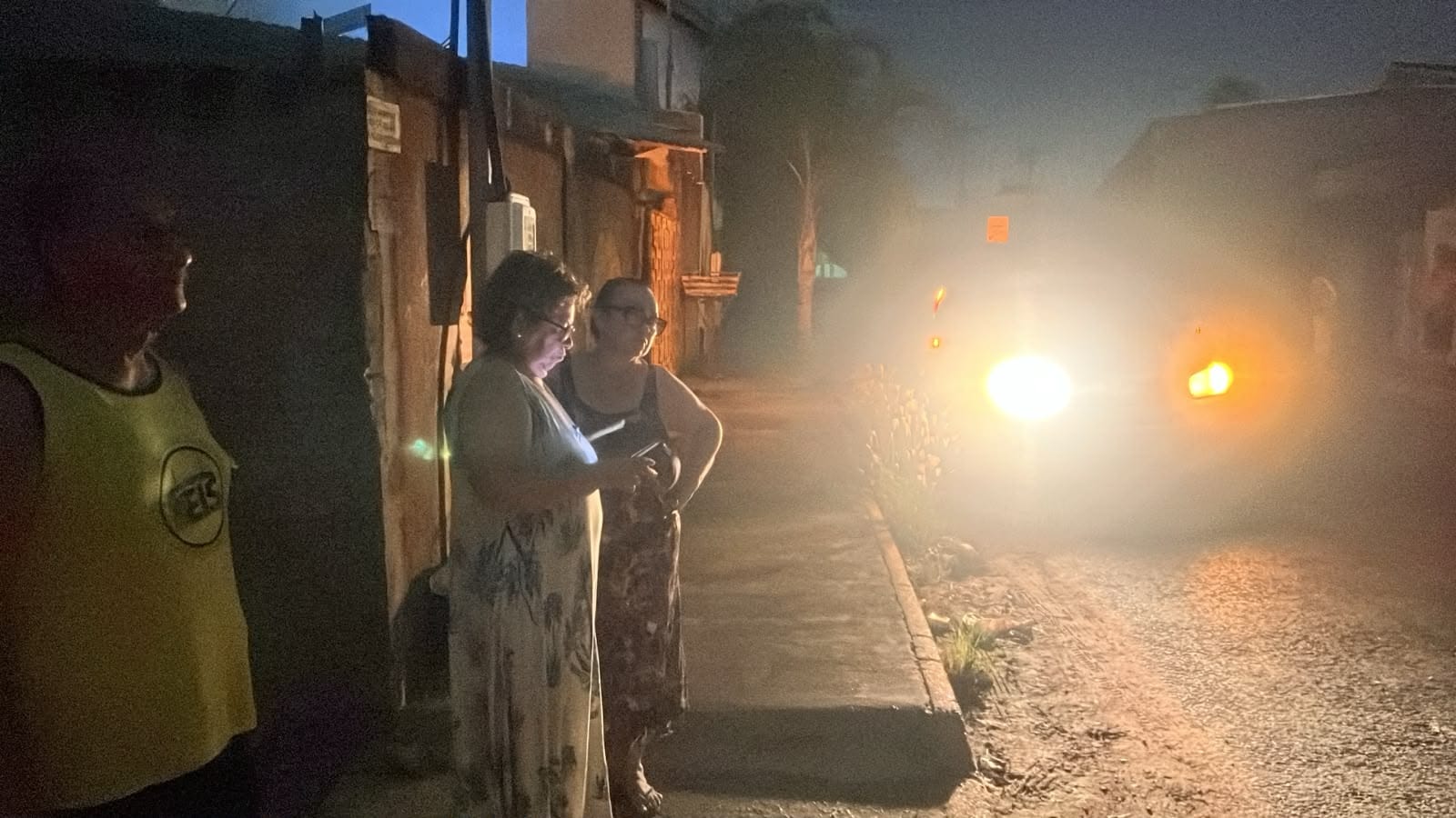 CHEGA DE DESCASO”: MORADORES SE REVOLTAM COM QUEDAS CONSTANTES DE ENERGIA EM VÁRZEA GRANDE