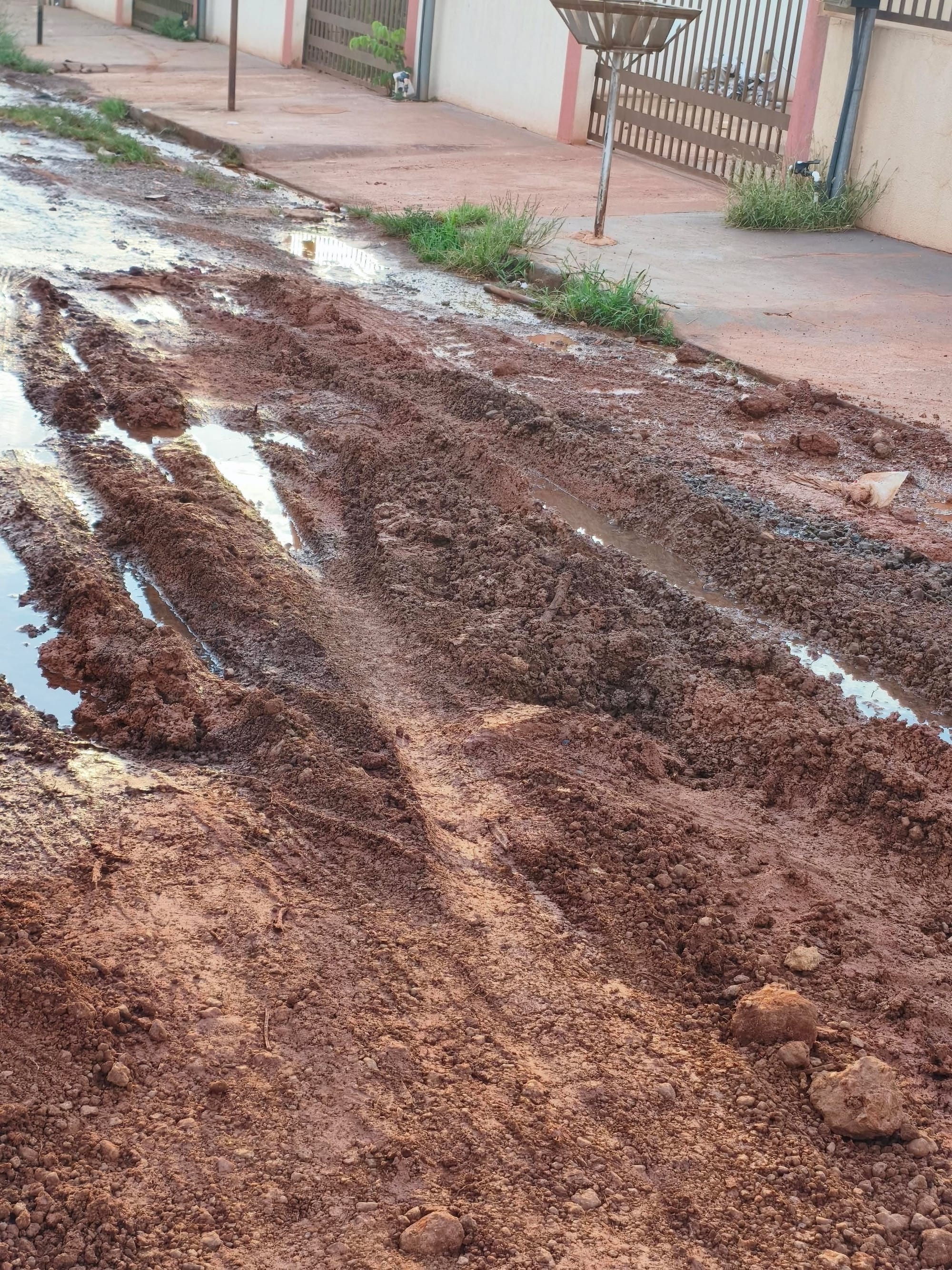 DAE mexe na rua e moradores dizem que ficaram ilhados na própria casa em Várzea Grande