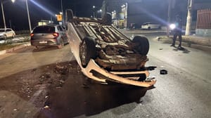 Condutor capota carro após colisão e é preso suspeito de embriaguez ao volante em Várzea Grande