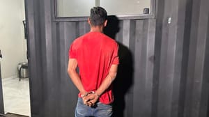 Homem é preso com drogas após reagir e tentar tomar arma de policiais em Cuiabá