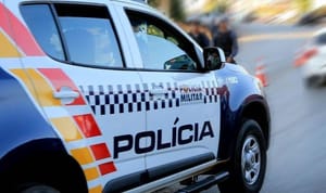 Polícia Militar desarticula ponto de tráfico de drogas em casa abandonada