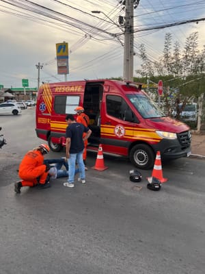 Mulher fica ferida após colisão entre moto e carro em cruzamento movimentado de Várzea Grande