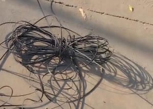 Empresas de internet deixam fios e sujeira espalhados em Várzea Grande