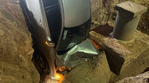 Condutora perde controle de Volvo e cai em buraco de obras no Centro Político