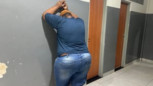 Homem é preso suspeito de vender drogas a caminhoneiros em postos da Rodovia dos Imigrantes, em Várzea Grande