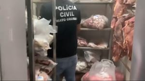 CHURRASCO PODRE: POLÍCIA INTERDITA AÇOUGUE QUE GUARDAVA CARNE NO CHÃO E ENTRE ESGOTO EM CUIABÁ