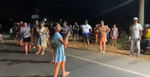 Moradores fazem protesto em frente à ETA Imigrantes por falta de água em Várzea Grande