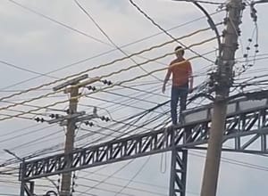 Professor resgatado de torre em Várzea Grande volta a tentar contra a própria vida e pula de estrutura no pronto-socorro