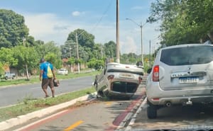 ATENÇÃO CONDUTORES! ACIDENTE COM CAPOTAMENTO NA 31 DE MARÇO, EM VÁRZEA GRANDE