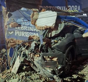 Motorista sai ileso de grave acidente que destruiu casa e distribuidora no bairro Grande Terceiro, em Cuiabá