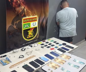 Polícia desarticula base de facção criminosa em Várzea Grande e prende “sacador de segunda” com dezenas de celulares e cartões bancários