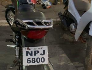 Motociclista é flagrado com placa artesanal perto de shopping em Várzea Grande e acaba na Central de Flagrantes