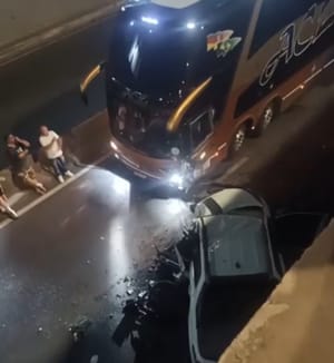 Ônibus entra na contramão e colide com Fiat Toro na Miguel Sutil durante a madrugada em Cuiabá
