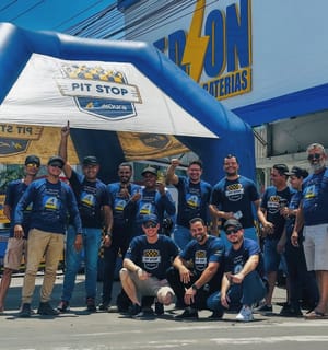 Após ventos fortes derrubam fachada de empresa em Várzea Grande; atendimento segue normal