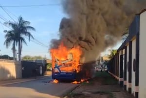 URGENTE ÔNIBUS PEGA FOGO NO JARDIM ITORORÓ EM VÁRZEA GRANDE