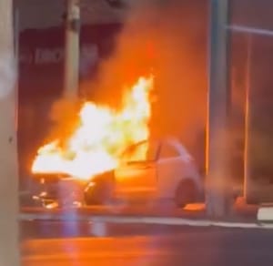 Carro pega fogo na madrugada de Domingo na Fernando Corrêa