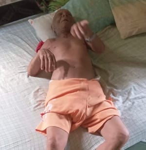 Idoso de 84 anos vive abandonado em Várzea Grande e precisa de cirurgia urgente; vizinhos fazem apelo por ajuda