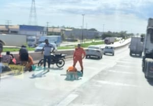 ACIDENTE NA BR-364: MOTOCICLISTA FICA FERIDO E TRÂNSITO FICA LENTO NA SAÍDA PARA RONDONÓPOLIS