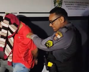 TESOURA, CÁRCERE E TERROR: namorado ataca vítima dentro de quarto e corta cabelo durante surto de violência em Cuiabá