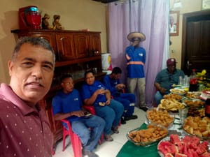 Família mantém tradição há 22 anos e homenageia garis com café da manhã especial em Poconé