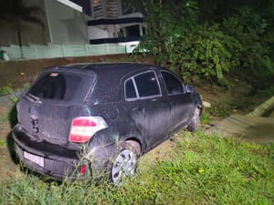 Perseguição policial termina com carro em ribanceira e apreensão de objetos furtados em Cuiabá