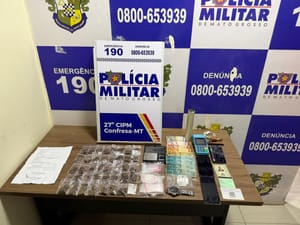 Suspeitos fogem da polícia, tentam destruir provas e são presos com drogas em Confresa