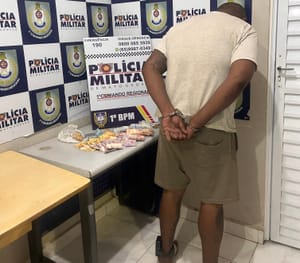 Suspeito é preso por tráfico de drogas durante patrulhamento no bairro Porto, em Cuiabá